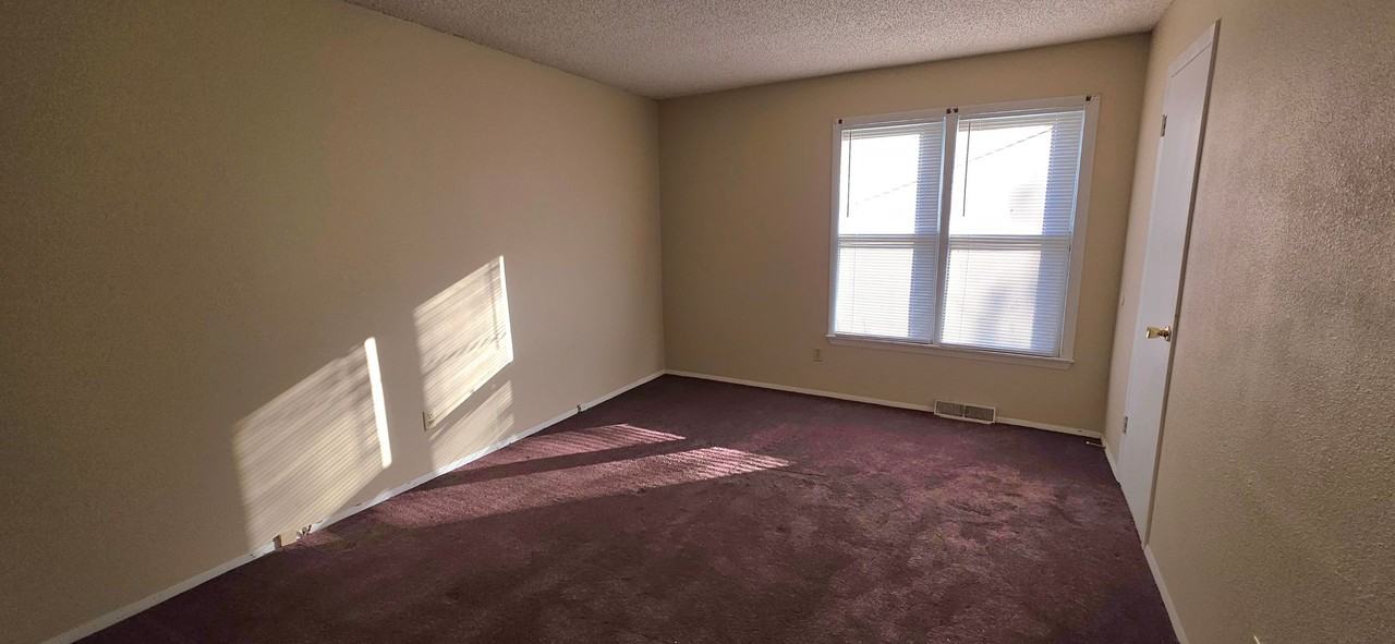 2542 S Regina Ave - Photo 5 of 10