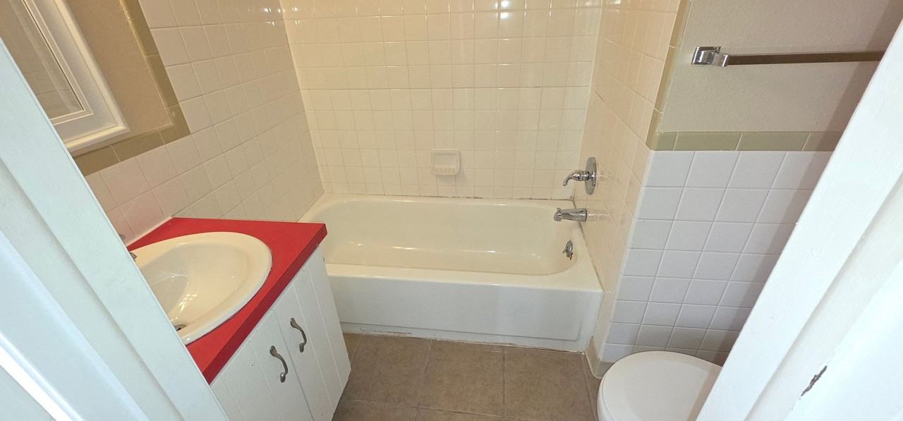 2542 S Regina Ave - Photo 6 of 10