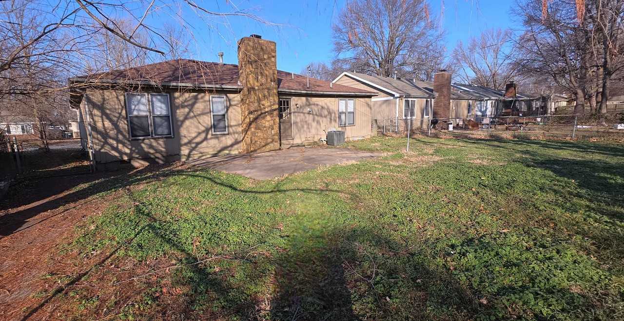 2542 S Regina Ave - Photo 7 of 10