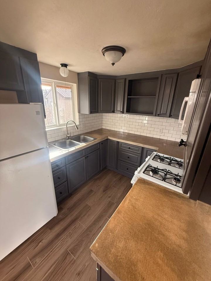 1850 Siskiyou St - Photo 2 of 11