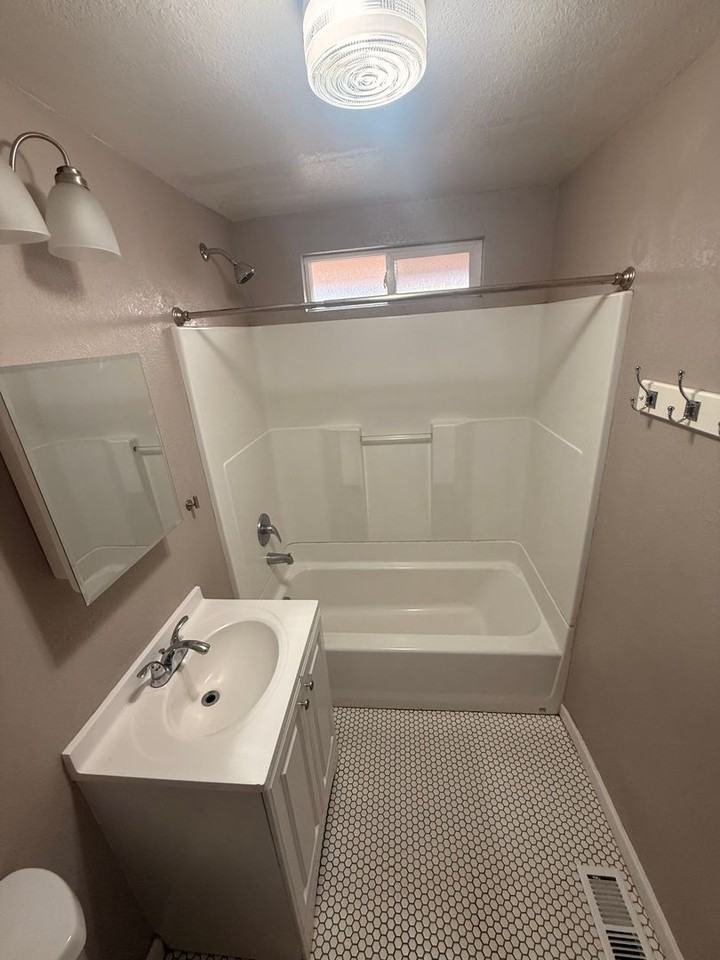 1850 Siskiyou St - Photo 4 of 11