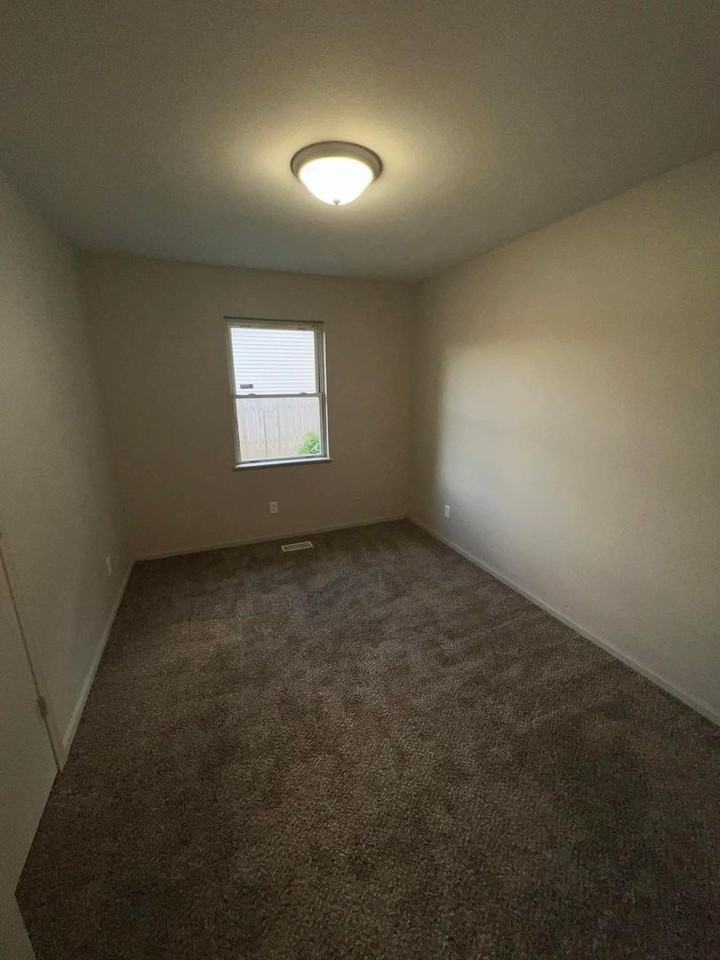 658 Brower St - Photo 6 of 12