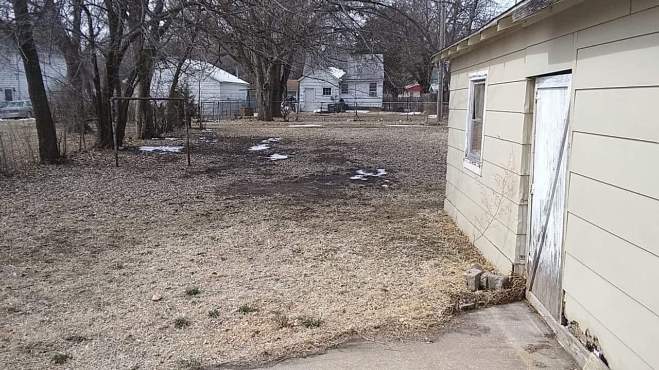 1611 N Poplar St - Photo 4 of 8