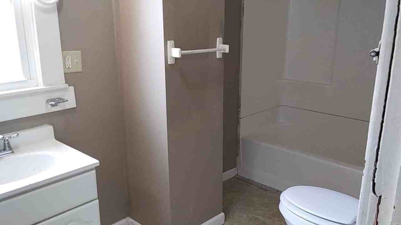 1611 N Poplar St - Photo 6 of 8