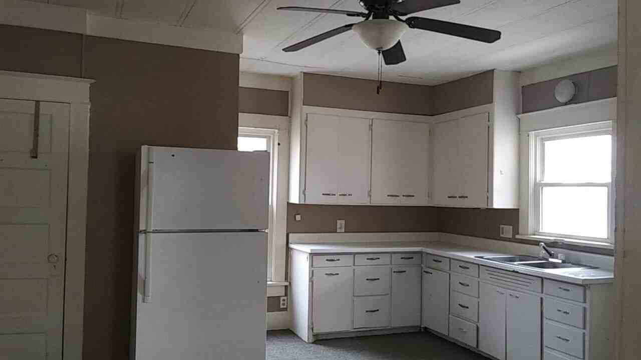 1611 N Poplar St - Photo 7 of 8