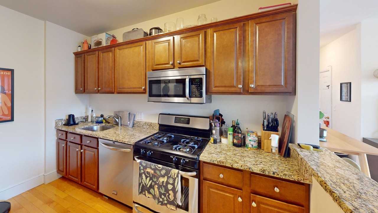 672 Washington St - Photo 5 of 13