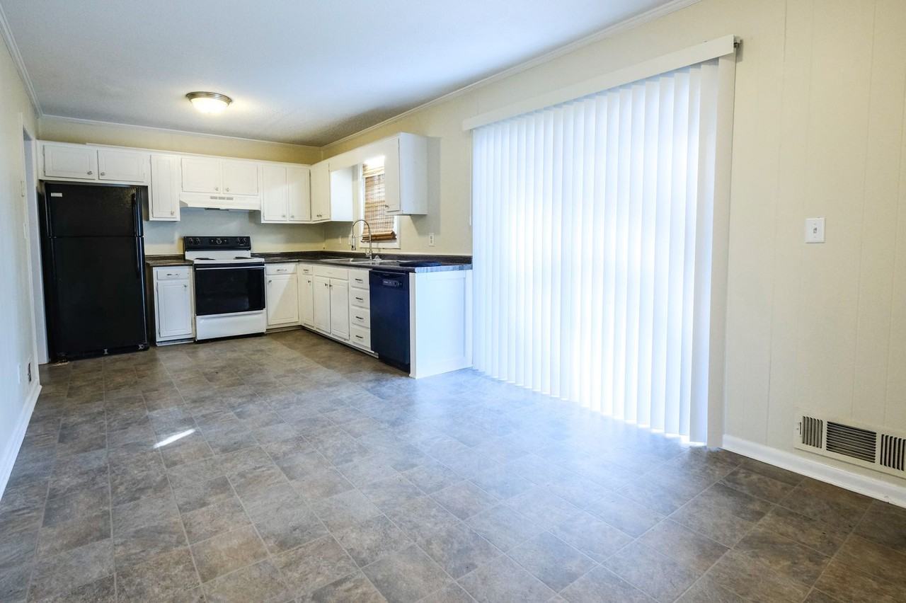 135 Arrowhead Rd - Photo 4 of 23