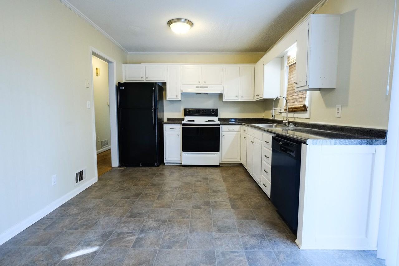 135 Arrowhead Rd - Photo 5 of 23