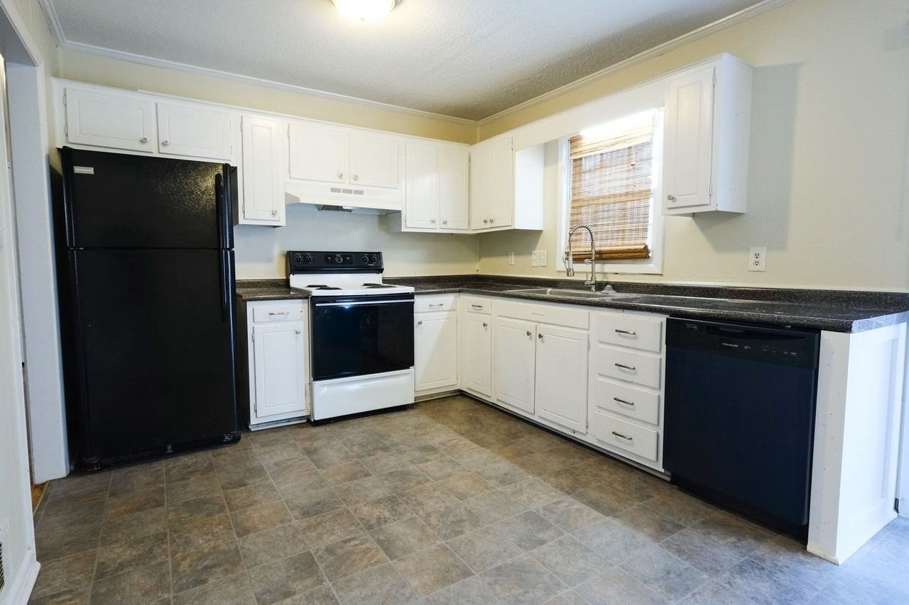 135 Arrowhead Rd - Photo 6 of 23