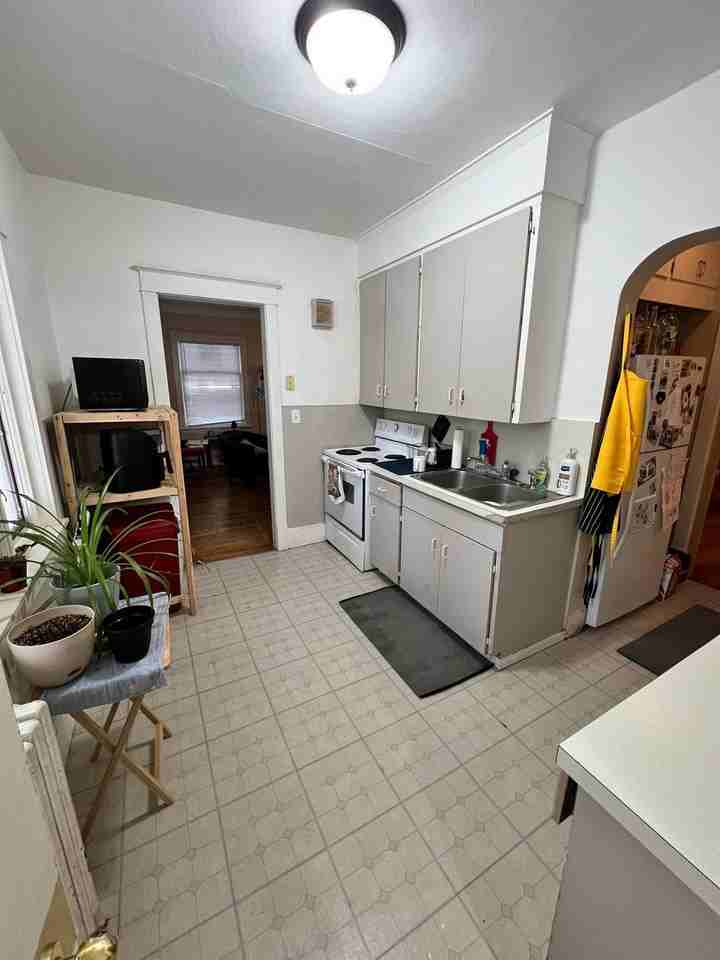 420 W Arrowhead Rd - Photo 4 of 15