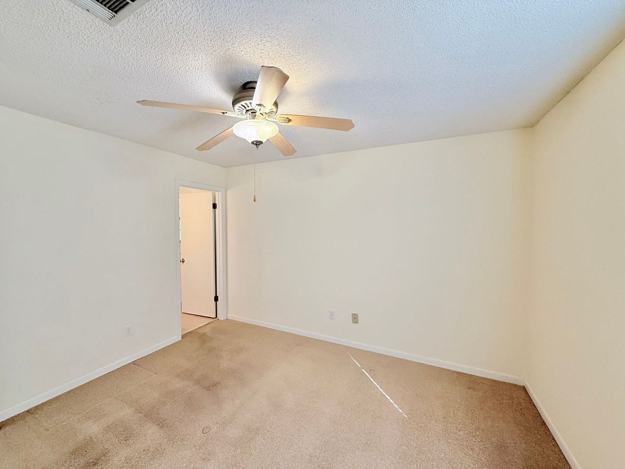 5805 Loring Dr - Photo 5 of 15