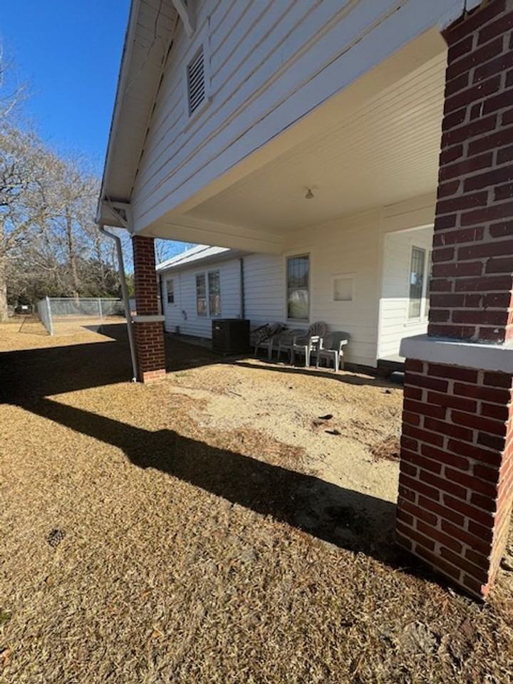 911 4th St - Photo 2 of 14