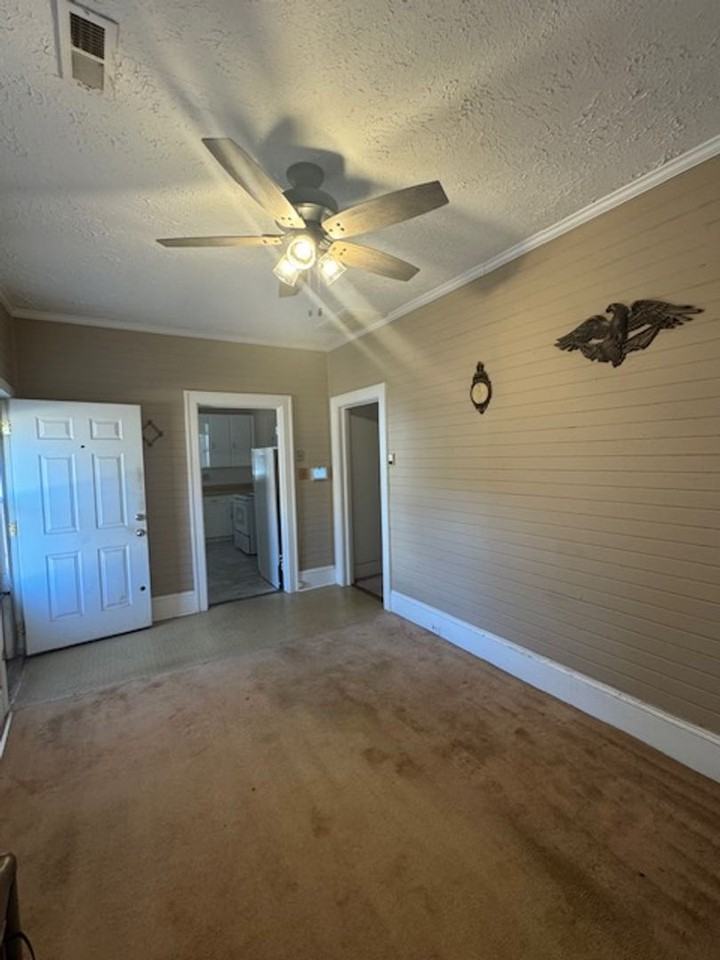 911 4th St - Photo 4 of 14