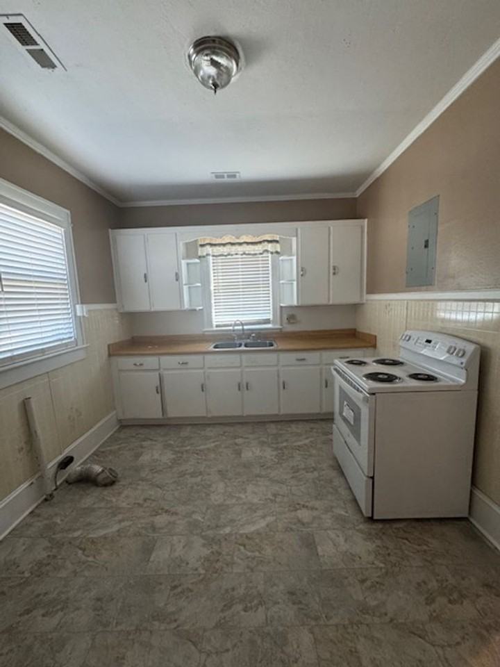 911 4th St - Photo 5 of 14