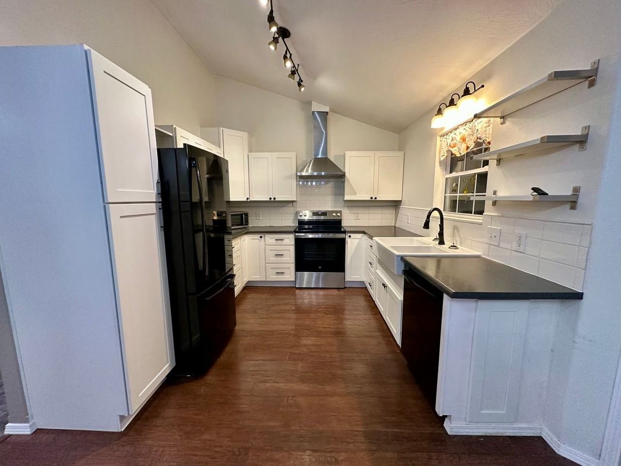 705 Woodlawn St - Photo 2 of 7