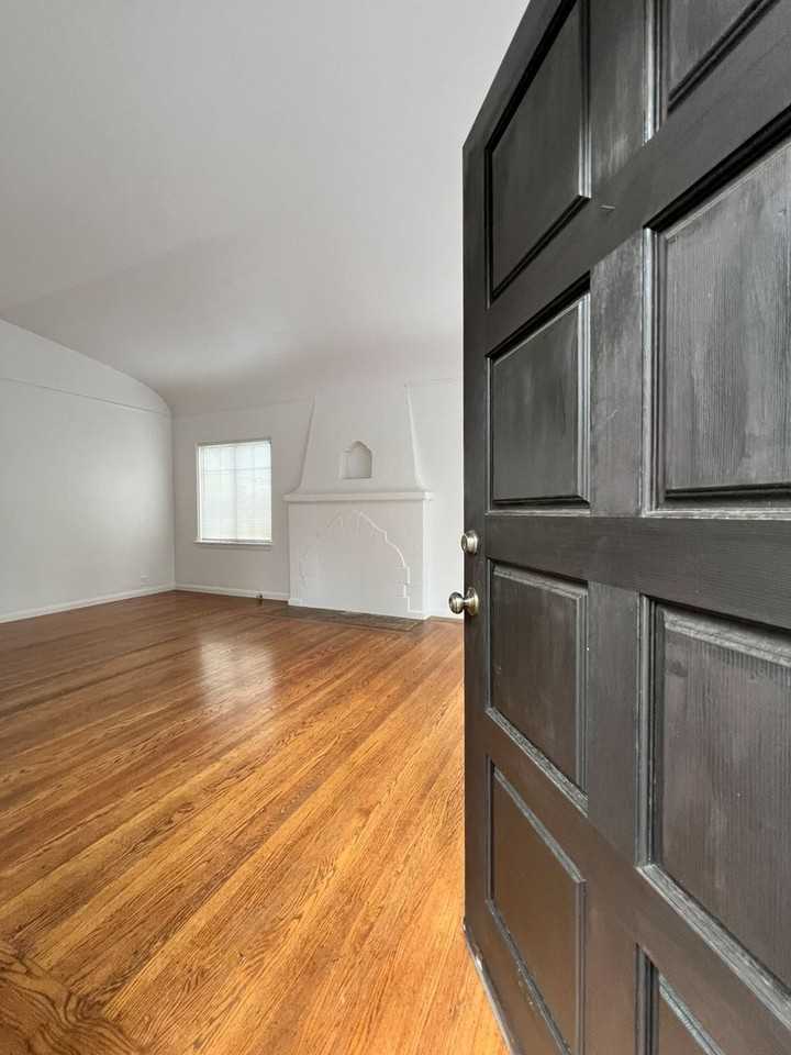 619 Jefferson St - Photo 3 of 20