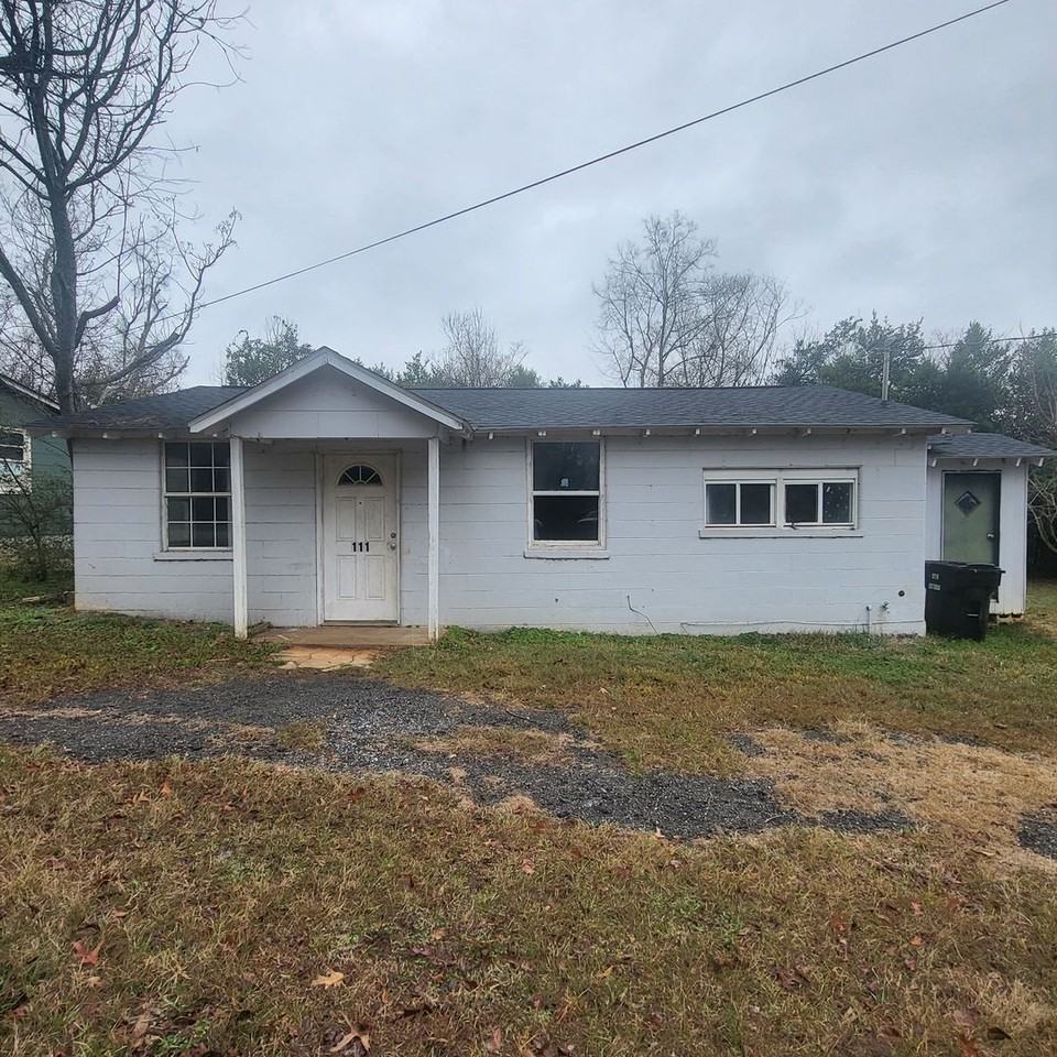 111 Circle Dr - Photo 2 of 12