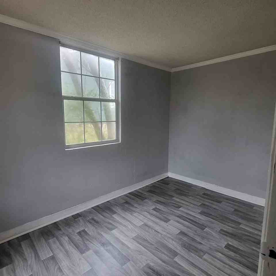 111 Circle Dr - Photo 4 of 12