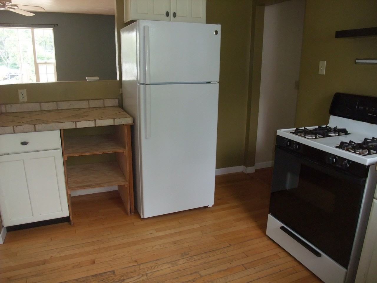 904 Nw 29th St - Photo 3 of 11