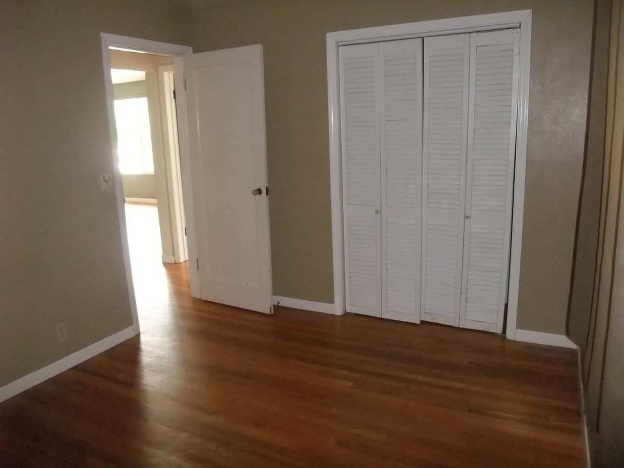 904 Nw 29th St - Photo 6 of 11