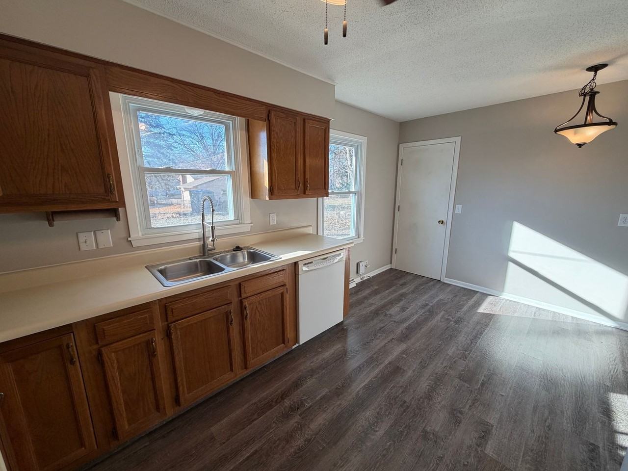 8721 Seward St - Photo 5 of 18