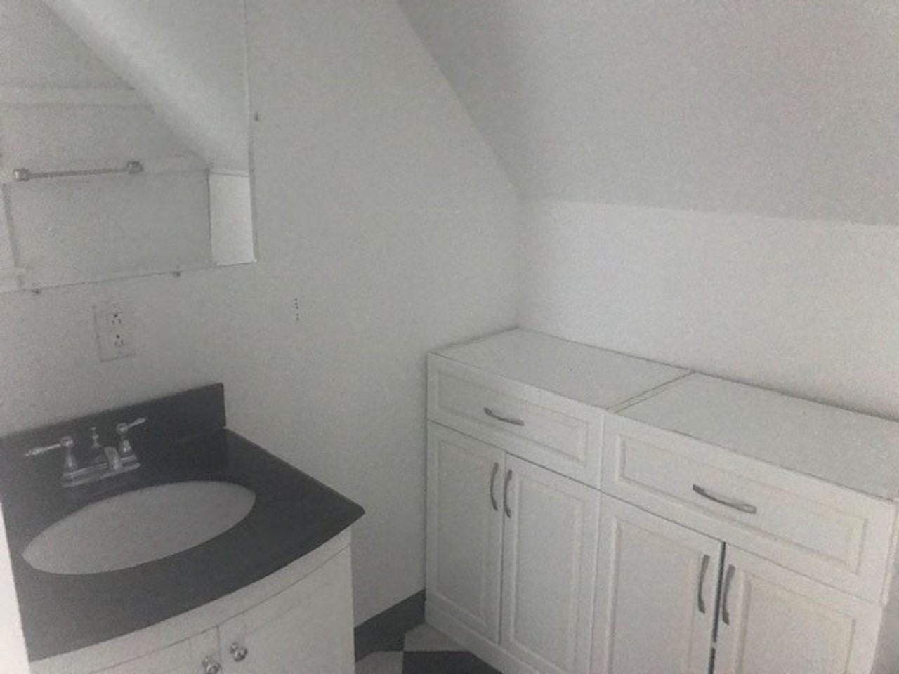 702 E Green St - Photo 2 of 8