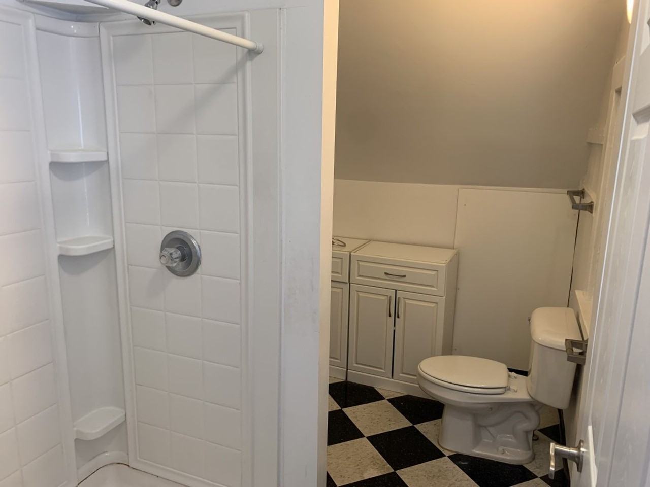 702 E Green St - Photo 3 of 8