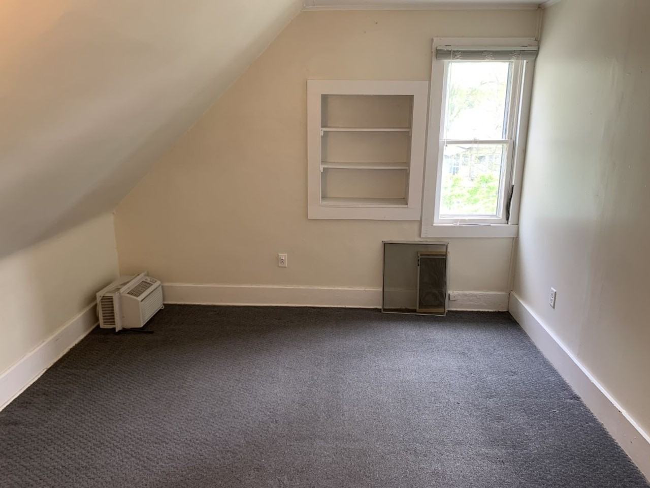 702 E Green St - Photo 4 of 8