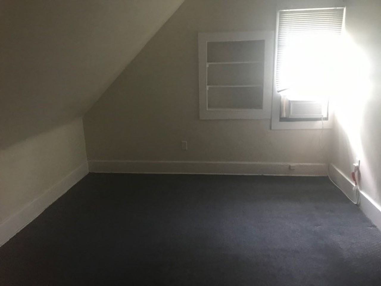 702 E Green St - Photo 5 of 8