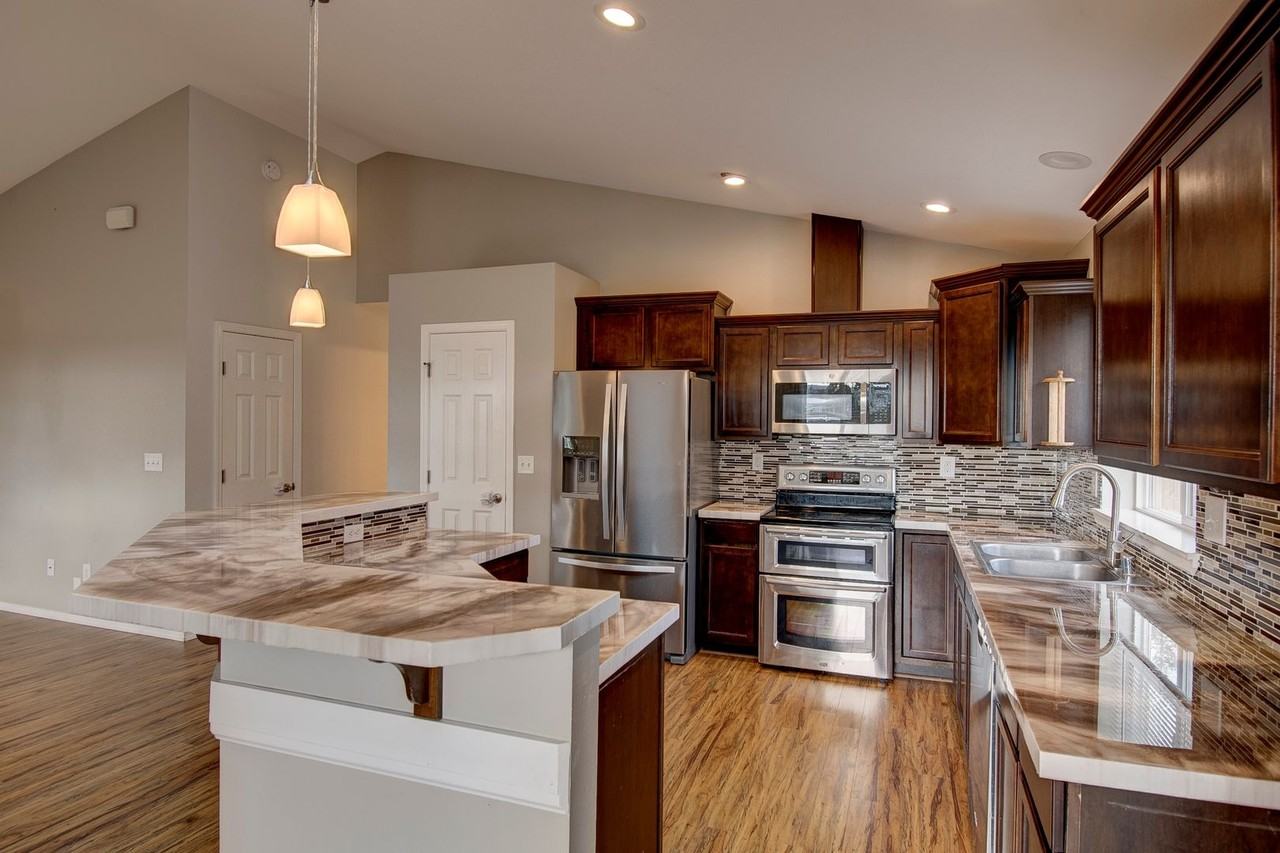 940 Shawn Ave - Photo 2 of 32