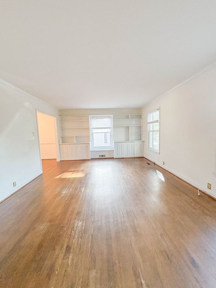 2522 Mirror Lake Dr - Photo 2 of 21