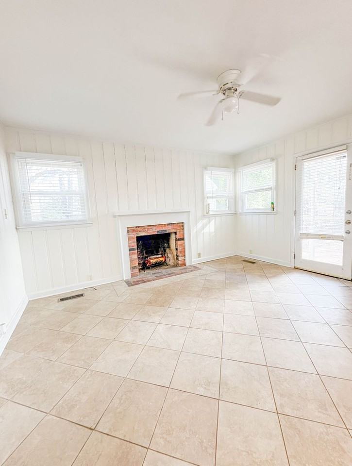 2522 Mirror Lake Dr - Photo 5 of 21