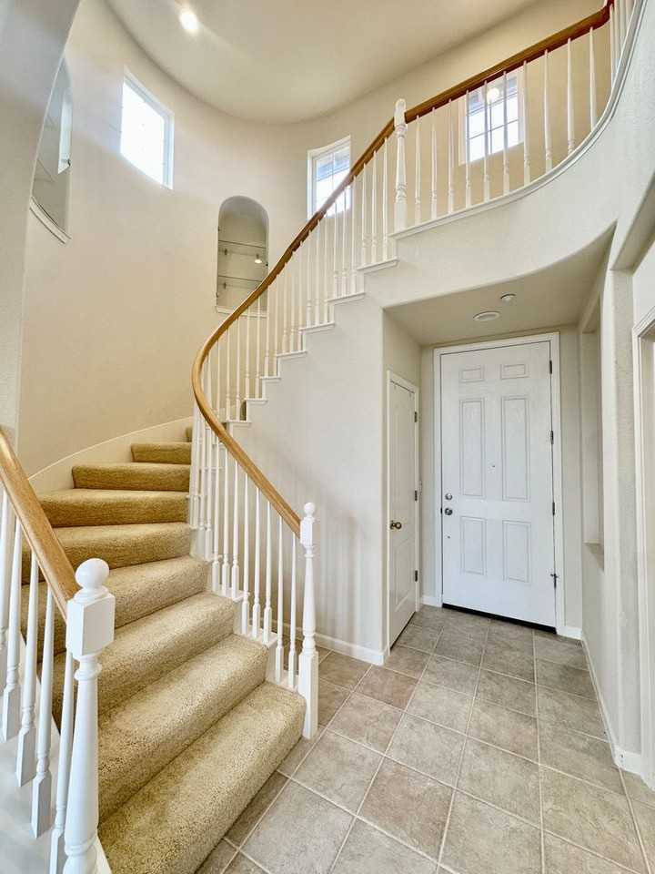 126 Pizarro Ave - Photo 5 of 36