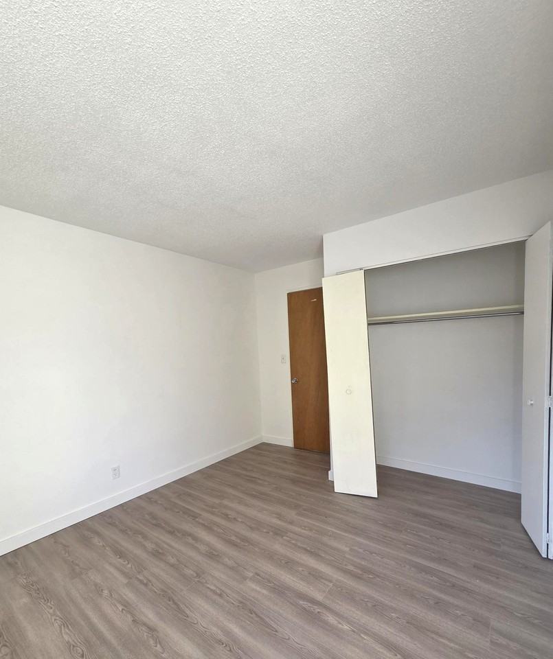 215 6th Ave W #203 - Photo 7 of 8