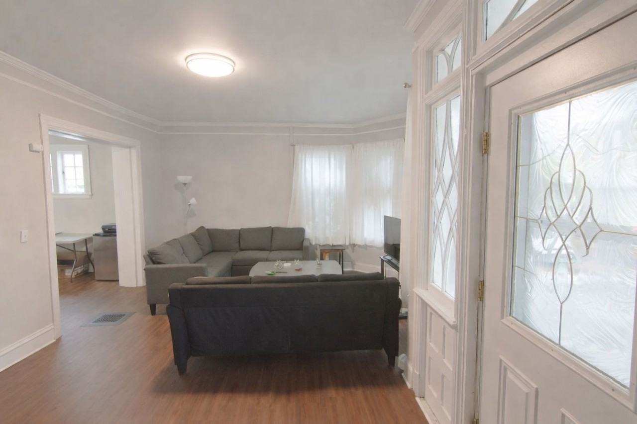 311 Farm St - Photo 4 of 45