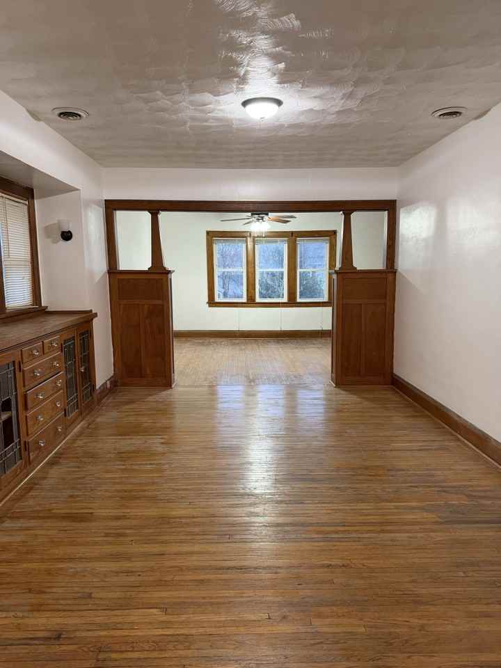 1432 Rollins Rd Uppr - Photo 3 of 7