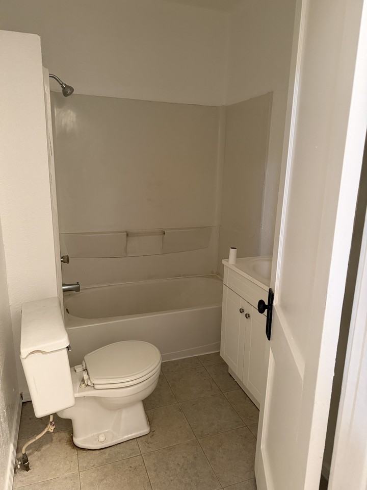 1432 Rollins Rd Uppr - Photo 4 of 7