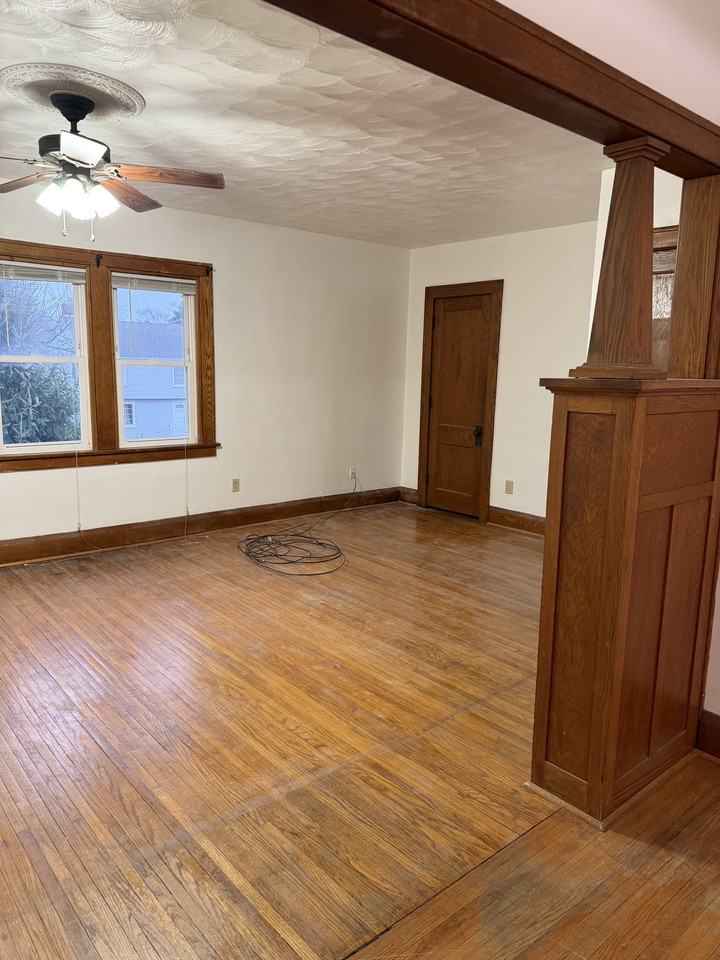 1432 Rollins Rd Uppr - Photo 5 of 7