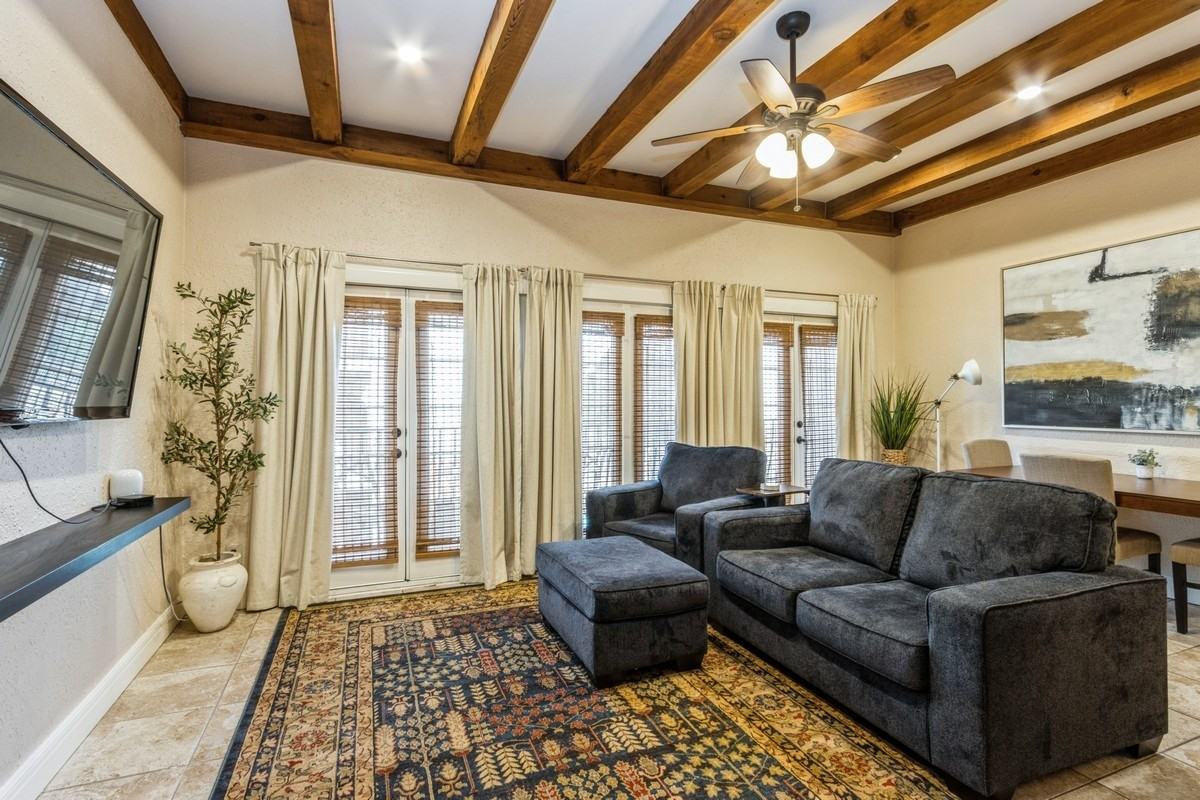 1111 W 46th St #4 - Photo 4 of 17