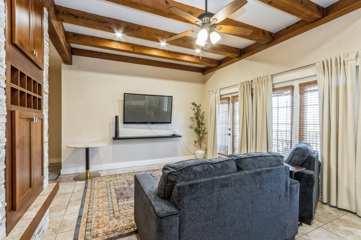 1111 W 46th St #4 - Photo 5 of 17