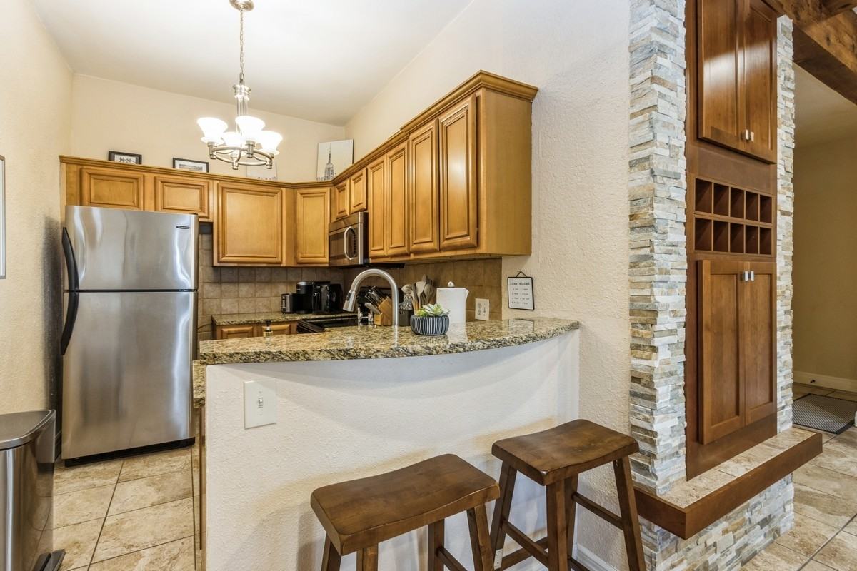 1111 W 46th St #4 - Photo 6 of 17