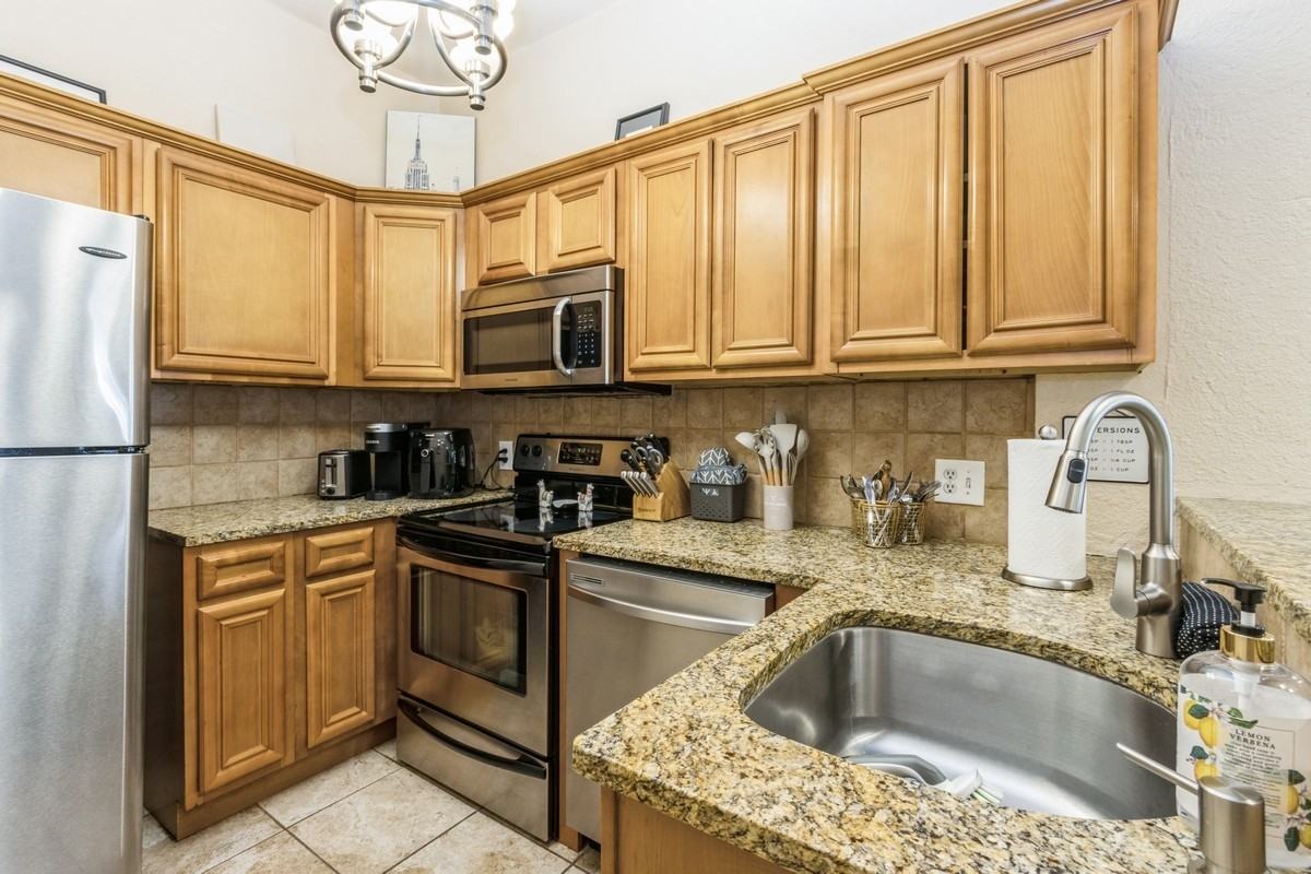 1111 W 46th St #4 - Photo 7 of 17