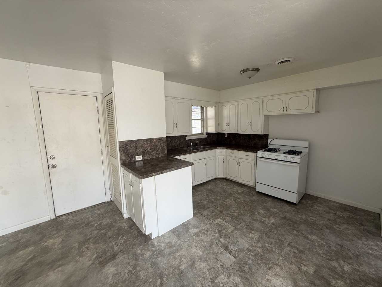 734 E 30th St #1 - Photo 2 of 10