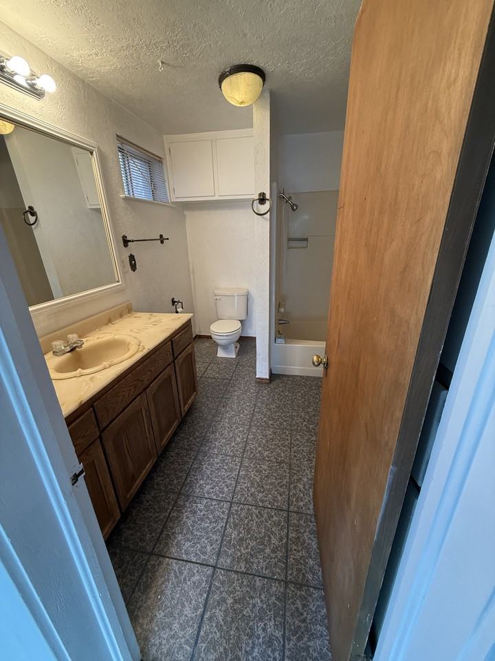 811 Country Ln - Photo 6 of 23