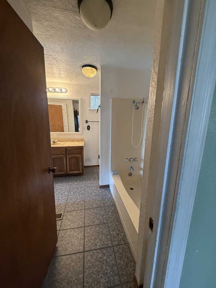 811 Country Ln - Photo 7 of 23