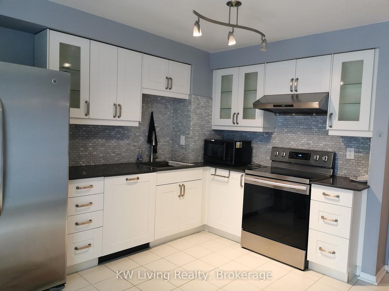 Eglinton Ave E & Bayview Ave - Photo 2 of 10