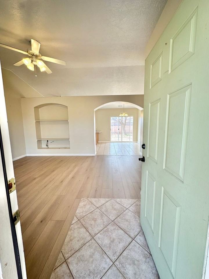 444 S 625 E - Photo 3 of 27