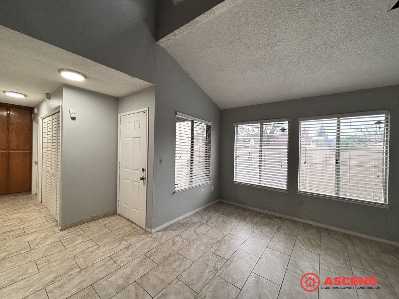 5301 Dunsmuir Rd #2 - Photo 5 of 28