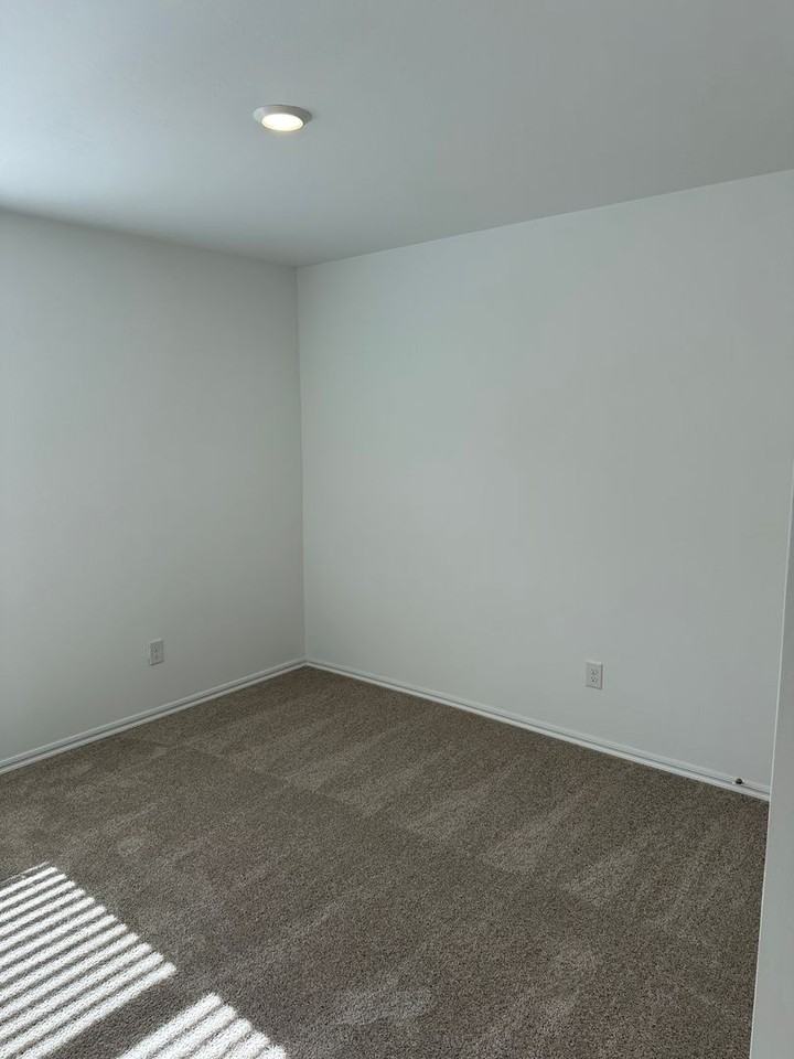 1068 Westbrook Blvd - Photo 7 of 20