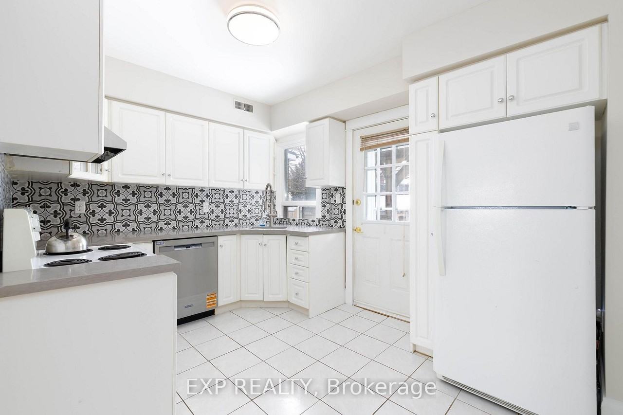 137 Bastedo Avenue - Photo 3 of 28